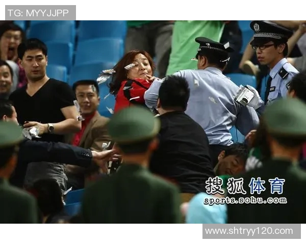 足球明星与保安的幽默冲突瞬间引发热议视频曝光引发网友热议