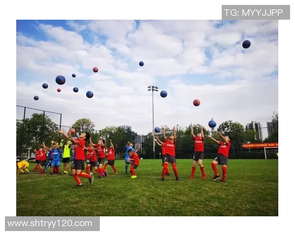 足球明星与孩子们的温馨时刻共同成长的亲子活动记录